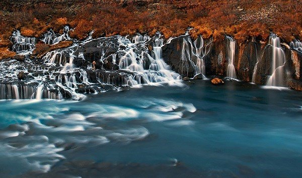 Thác Hraunfossar tuyệt đẹp này thực chất bao gồm nhiều dòng thác nhỏ đổ từ bãi nham thạch cách đó 900 m. Mặc dù mang tên “nham thạch”, nhưng dòng nước ở đây có màu xanh biếc lạ mắt.